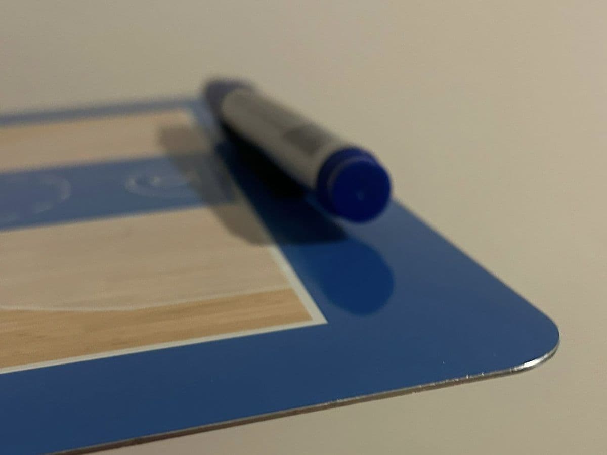 Detail van het aluminium coachbord (afwerking, stift)