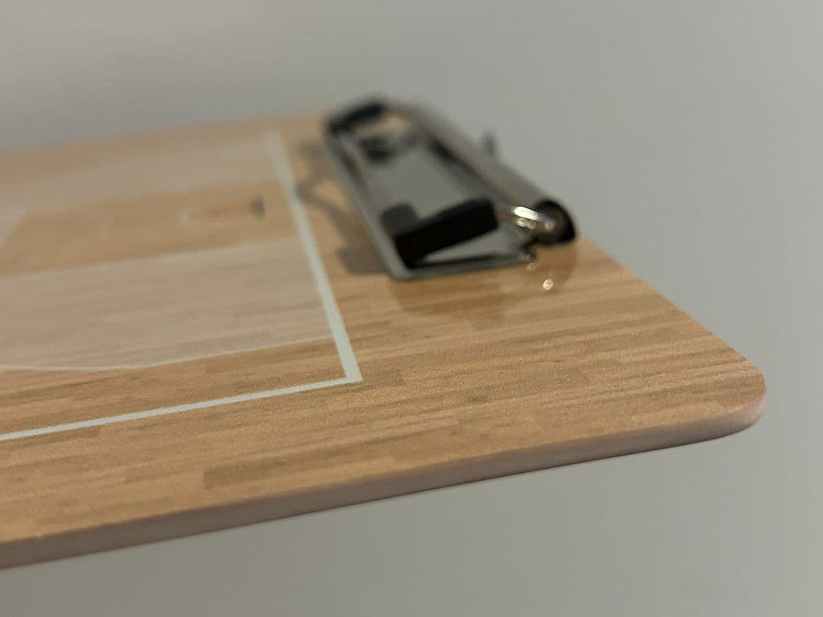 Detail van het composieten coachbord (textuur, randen, cliphouder)