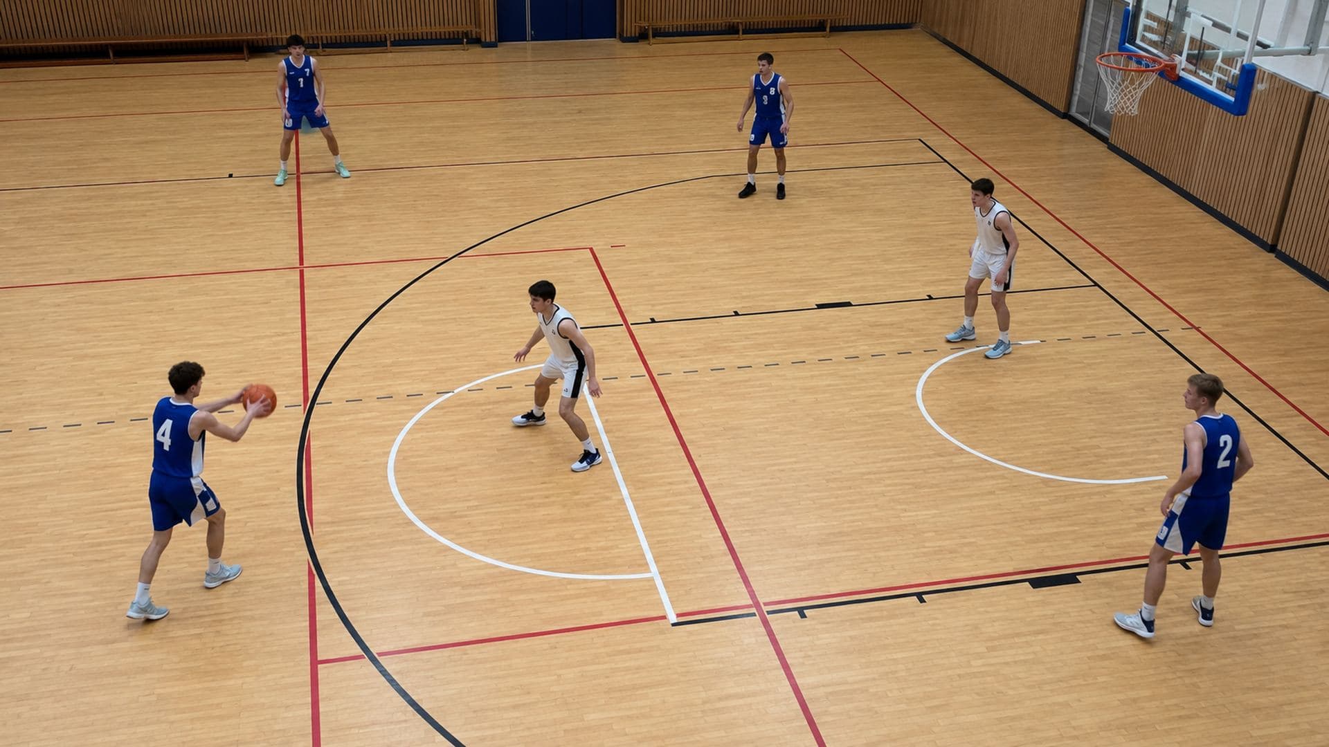 Bovenaanzicht van een half basketbalveld met vijf spelers ver uit elkaar opgesteld